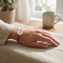 Гривна с червен конец и сребърен елемент с рождените данни на вашето бебе