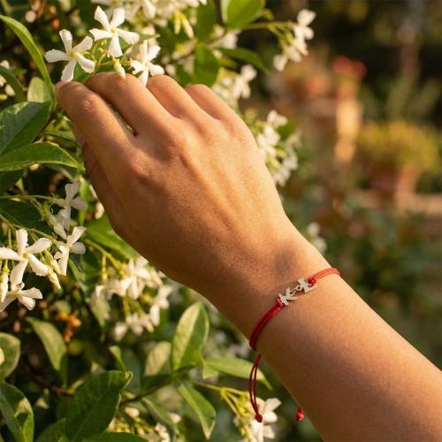 Гривна с червен конец и златни инициали