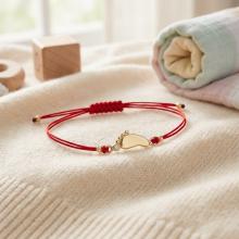 Гривна с червен конец и 14 карата златен елемент бебешка стъпка с име Гривна с червен конец и 14 карата златен елемент бебешка стъпка с име