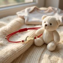 Гривна с червен конец и 14 карата златен елемент бебешка стъпка с име Гривна с червен конец и 14 карата златен елемент бебешка стъпка с име