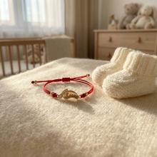 Гривна с червен конец и 14 карата златен елемент бебешка стъпка с име Гривна с червен конец и 14 карата златен елемент бебешка стъпка с име