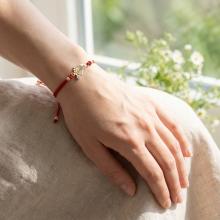 Гривна с червен конец и 14 карата златен елемент бебешка стъпка с име Гривна с червен конец и 14 карата златен елемент бебешка стъпка с име