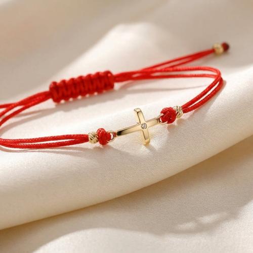 Гривна с червен конец и златен кръст 