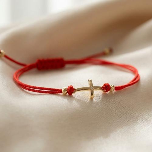 Гривна с червен конец и златен кръст 