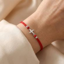 Гривна с червен конец и сребърен елемент кръст