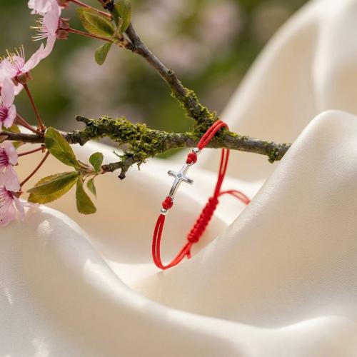 Гривна с червен конец и сребърен елемент кръст 