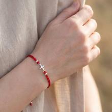 Гривна с червен конец и сребърен елемент кръст