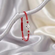 Гривна с червен конец и сребърен елемент кръст