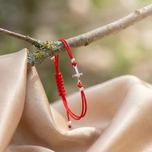 Гривна с червен конец и сребърен елемент кръст