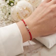 Гривна с червен конец и сребърен елемент кръст