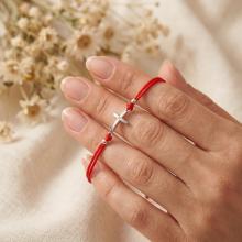 Гривна с червен конец и сребърен елемент кръст