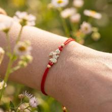 Гривна с червен конец и златен елемент ангелче