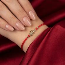 Гривна с червен конец и златен елемент ангелче