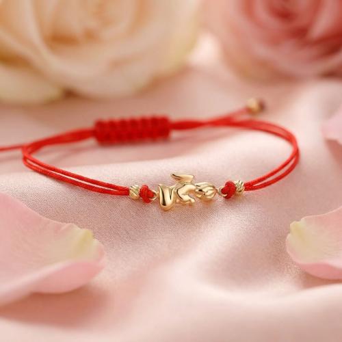 Гривна с червен конец и златен елемент ангелче