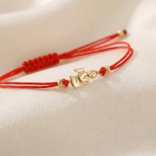 Гривна с червен конец и златен елемент ангелче