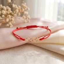 Гривна с червен конец и 14 карата златен елемент безкрайност и сърце Гривна с червен конец и 14 карата златен елемент безкрайност и сърце