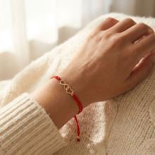 Гривна с червен конец и 14 карата златен елемент безкрайност и сърце Гривна с червен конец и 14 карата златен елемент безкрайност и сърце