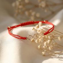 Гривна с червен конец и 14 карата златен елемент безкрайност и сърце Гривна с червен конец и 14 карата златен елемент безкрайност и сърце