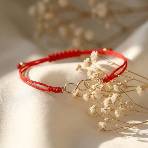 Гривна с червен конец и 14 к златен елемент Обич безкрай