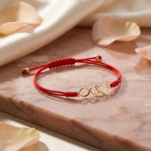 Гривна с червен конец и 14 карата златен елемент безкрайност и сърце Гривна с червен конец и 14 карата златен елемент безкрайност и сърце