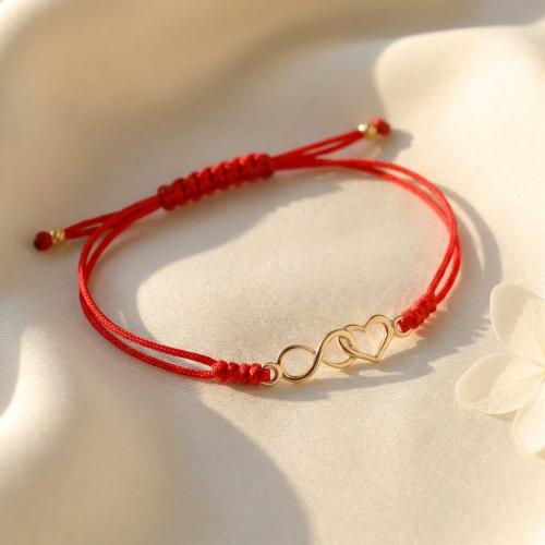 Гривна с червен конец и 14 карата златен елемент безкрайност и сърце