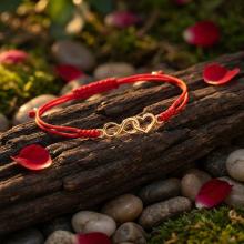 Гривна с червен конец и 14 карата златен елемент безкрайност и сърце Гривна с червен конец и 14 карата златен елемент безкрайност и сърце