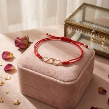 Гривна с червен конец и 14 карата златен елемент безкрайност и сърце Гривна с червен конец и 14 карата златен елемент безкрайност и сърце