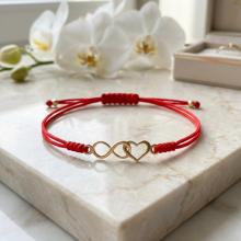 Гривна с червен конец и 14 карата златен елемент безкрайност и сърце Гривна с червен конец и 14 карата златен елемент безкрайност и сърце