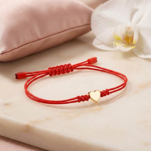 Гривна с червен конец и 14 карата златен елемент сърце Гривна с червен конец и 14 карата златен елемент сърце