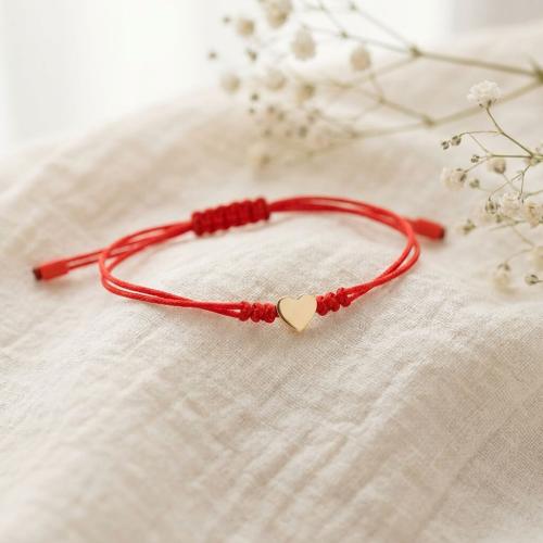 Гривна с червен конец и 14 карата златен елемент сърце