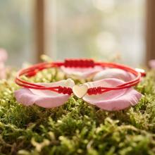 Гривна с червен конец и 14 карата златен елемент сърце Гривна с червен конец и 14 карата златен елемент сърце