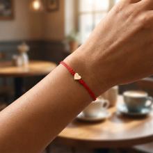 Гривна с червен конец и 14 карата златен елемент сърце Гривна с червен конец и 14 карата златен елемент сърце