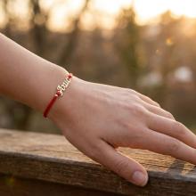 Гривна с червен конец и златно име по избор