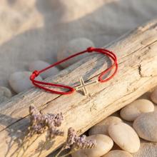 Гривна с червен конец и 14 карата златен елемент кръст