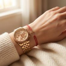 Гривна с червен конец и 14 карата златен елемент кръст