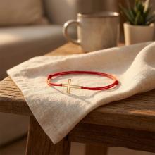 Гривна с червен конец и 14 карата златен елемент кръст