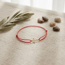 Гривна с червен конец и 14 карата златен елемент кръст