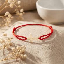 Гривна с червен конец и 14 карата златен елемент кръст