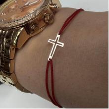 Гривна с червен конец и 14 карата златен елемент кръст