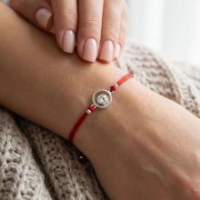 Гривна с червен конец и сребърен елемент с циркон