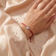 Гривна с червен конец и сребърен елемент с циркон