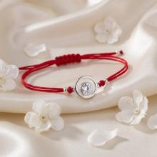 Гривна с червен конец и сребърен елемент с циркон