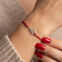 Гривна с червен конец и сребърен елемент безкрайност