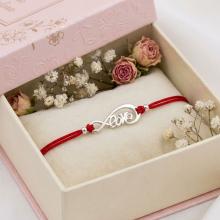 Гривна с червен конец и сребърен елемент безкрайност