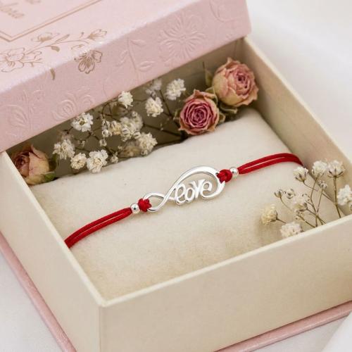 Гривна с червен конец и сребърен елемент безкрайност