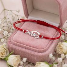 Гривна с червен конец и сребърен елемент безкрайност