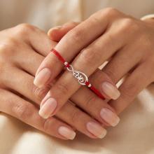 Гривна с червен конец и сребърен елемент безкрайност