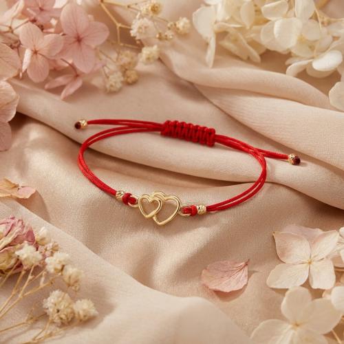 Гривна с червен конец и златен елемент две сърца