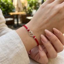 Гривна с червен конец и сребърен елемент две сърца