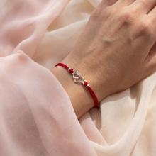 Гривна с червен конец и сребърен елемент две сърца